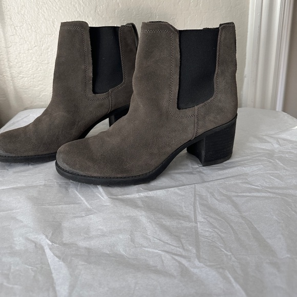 Sam Edelman Chelsea Boots, size 8 in great condition. Barely worn.